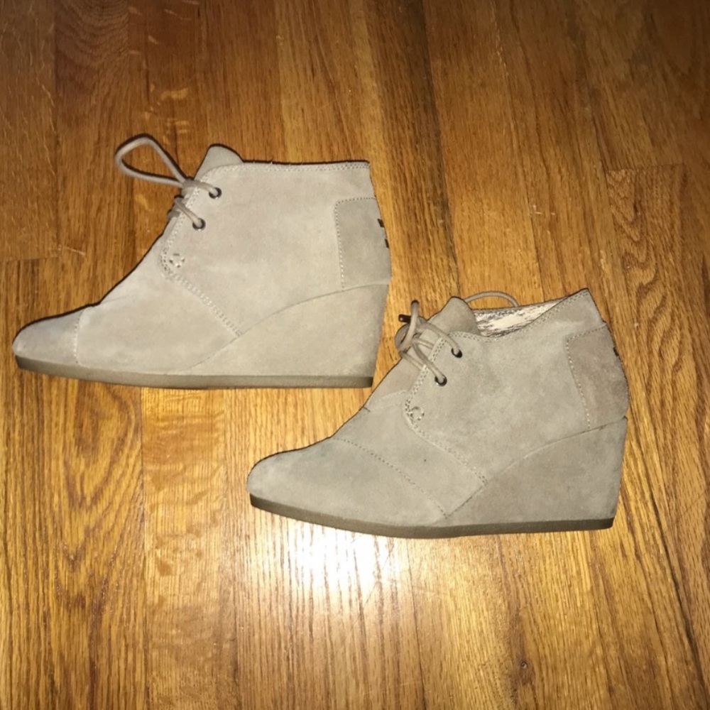 Toms tan suede Wedges